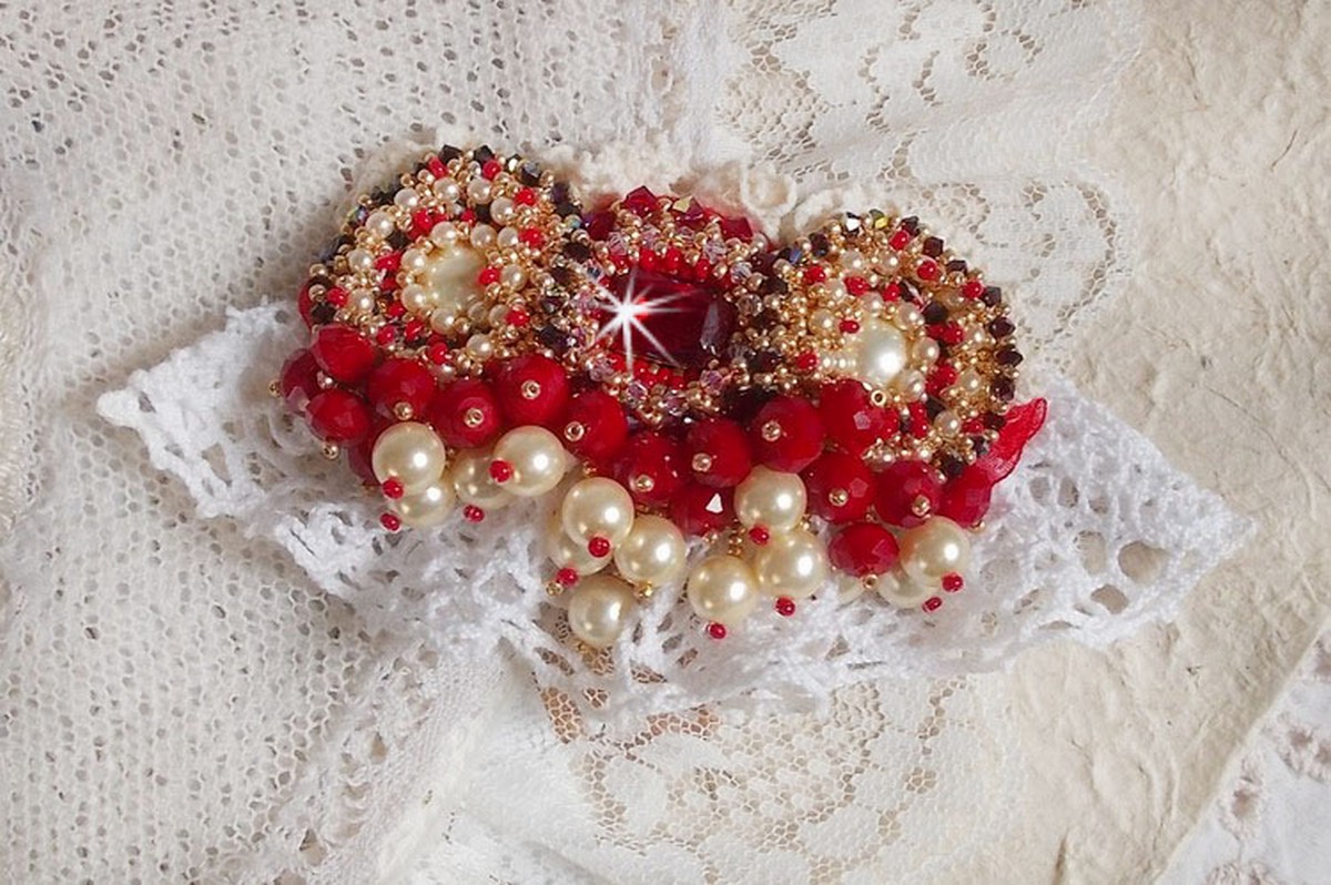 Rubinbrosch broderad med en bohemisk glascabochon från 1960-talet, pärlor, Swarovskikristaller och fröpärlor.