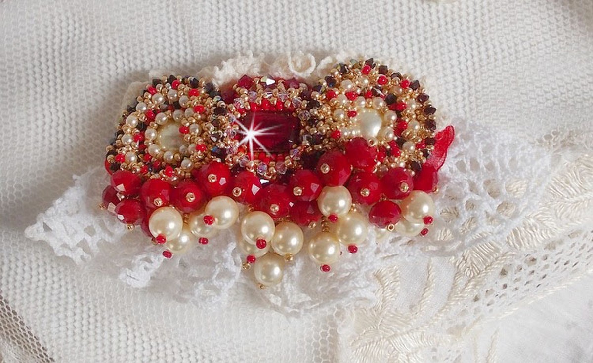 Rubinbrosch broderad med en bohemisk glascabochon från 1960-talet, pärlor, Swarovskikristaller och fröpärlor.