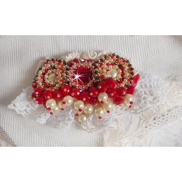 Rubinbrosch broderad med en bohemisk glascabochon från 1960-talet, pärlor, Swarovskikristaller och fröpärlor.