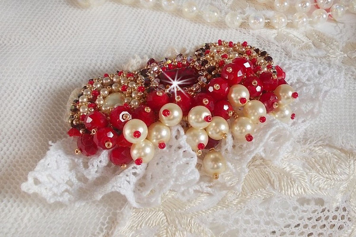 Rubinbrosch broderad med en bohemisk glascabochon från 1960-talet, pärlor, Swarovskikristaller och fröpärlor.