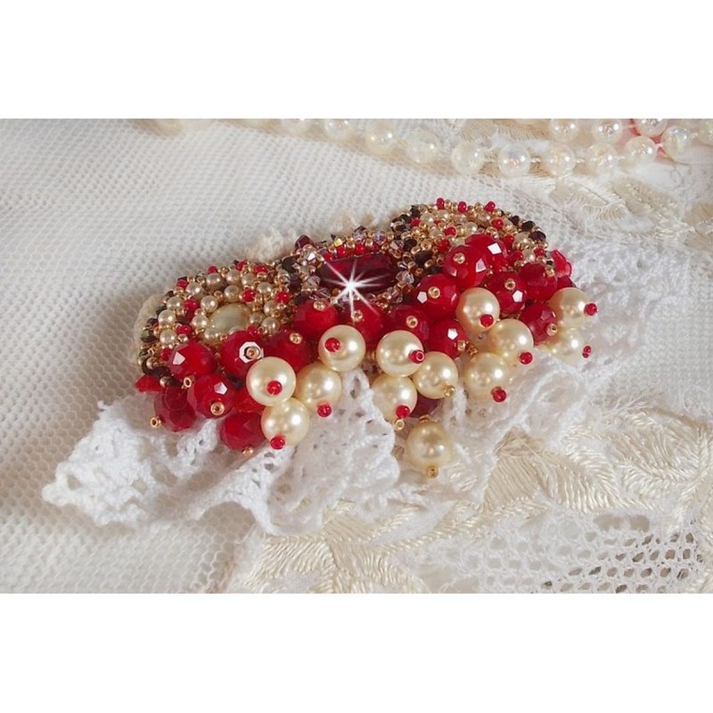 Rubinbrosch broderad med en bohemisk glascabochon från 1960-talet, pärlor, Swarovskikristaller och fröpärlor.