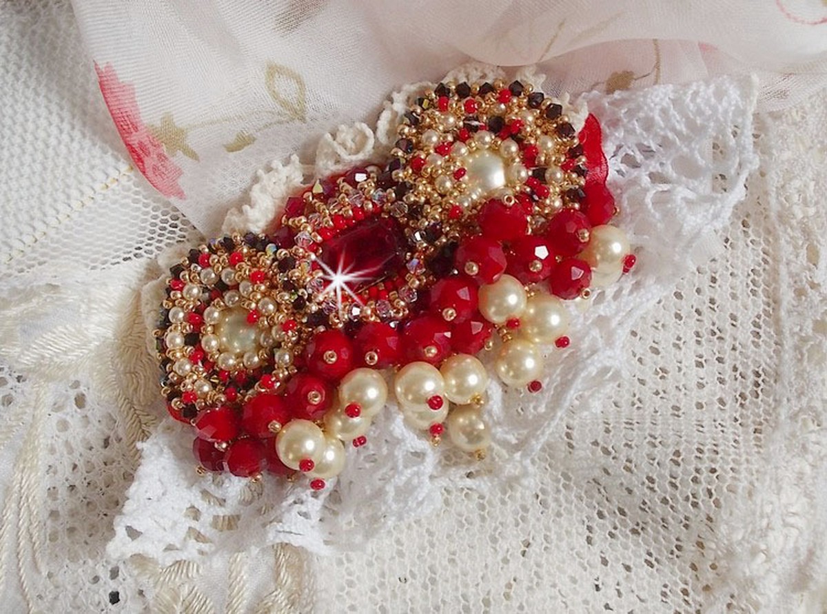 Rubinbrosch broderad med en bohemisk glascabochon från 1960-talet, pärlor, Swarovskikristaller och fröpärlor.