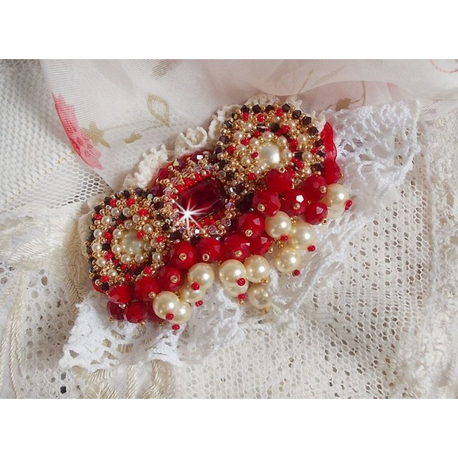 Rubinbrosch broderad med en bohemisk glascabochon från 1960-talet, pärlor, Swarovskikristaller och fröpärlor.