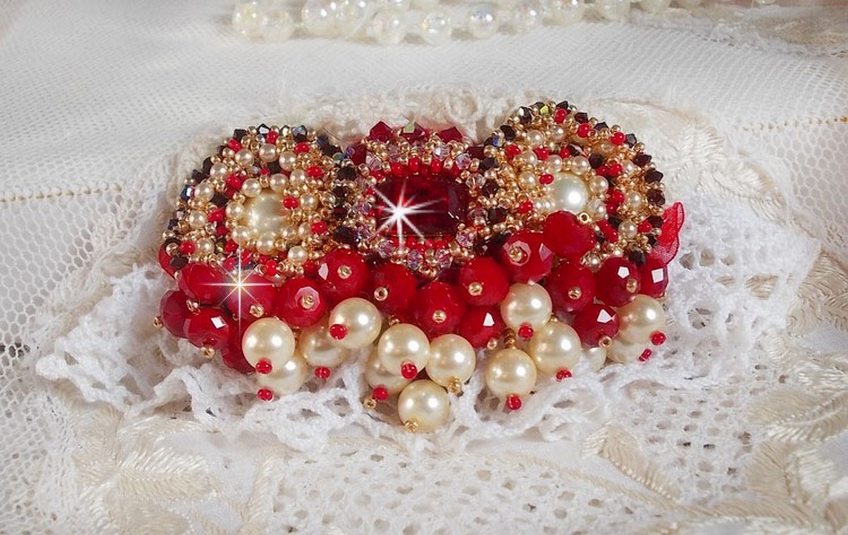 Rubinbrosch broderad med en bohemisk glascabochon från 1960-talet, pärlor, Swarovskikristaller och fröpärlor.