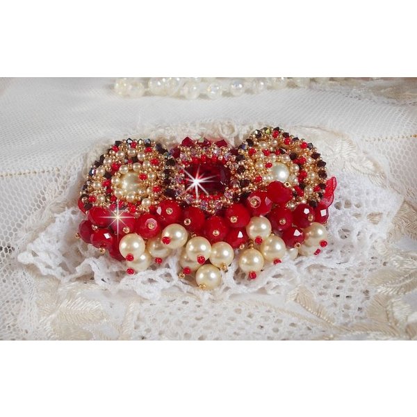 Rubinbrosch broderad med en bohemisk glascabochon från 1960-talet, pärlor, Swarovskikristaller och fröpärlor.