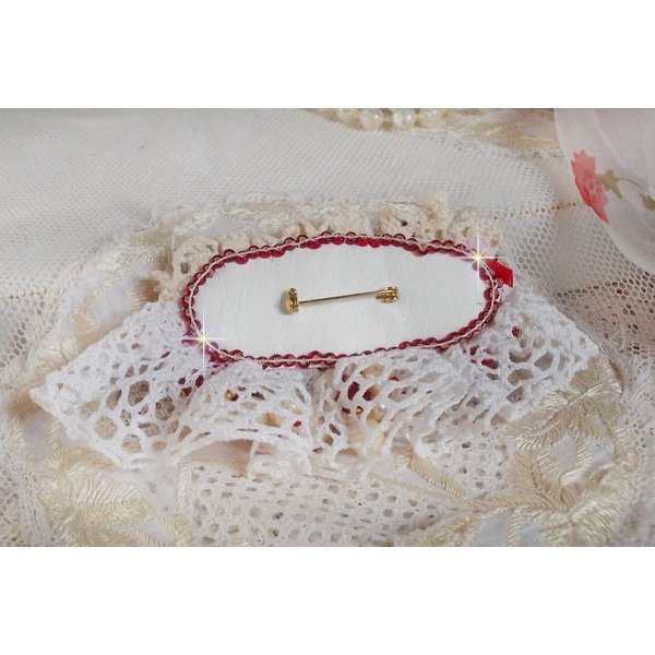 Rubinbrosch broderad med en bohemisk glascabochon fr&aring;n 1960-talet, p&auml;rlor, Swarovskikristaller och fr&ouml;p&auml;rlor.