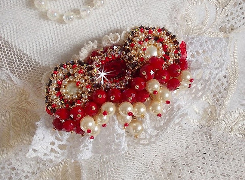 Rubinbrosch broderad med en bohemisk glascabochon fr&aring;n 1960-talet, p&auml;rlor, Swarovskikristaller och fr&ouml;p&auml;rlor.