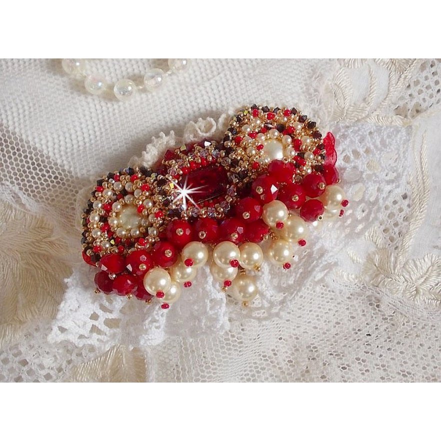 Rubinbrosch broderad med en bohemisk glascabochon från 1960-talet, pärlor, Swarovskikristaller och fröpärlor.