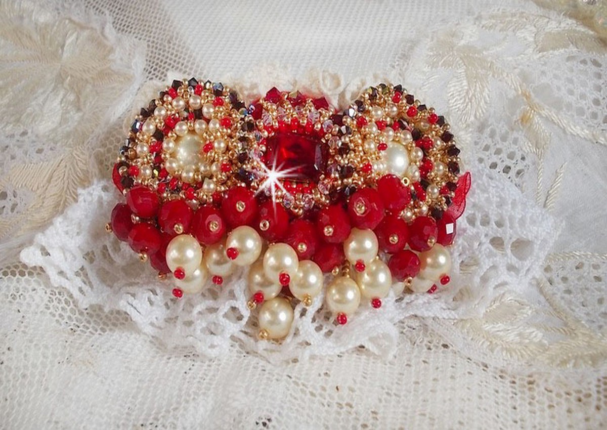 Rubinbrosch broderad med en bohemisk glascabochon från 1960-talet, pärlor, Swarovskikristaller och fröpärlor.
