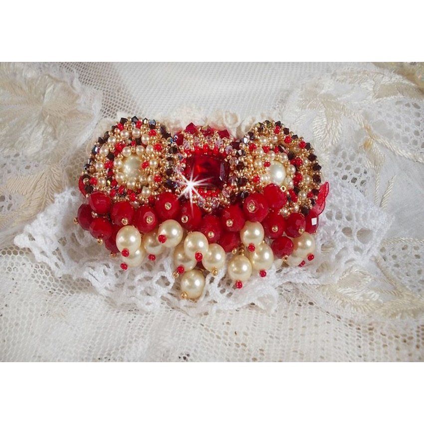 Rubinbrosch broderad med en bohemisk glascabochon från 1960-talet, pärlor, Swarovskikristaller och fröpärlor.