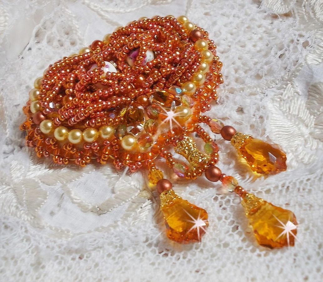 Rumba brosch broderad med Swarovski kristaller, strass, mandarin navetter, runda pärlor och fröpärlor.