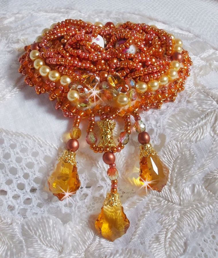 Rumba brosch broderad med Swarovski kristaller, strass, mandarin navetter, runda pärlor och fröpärlor.
