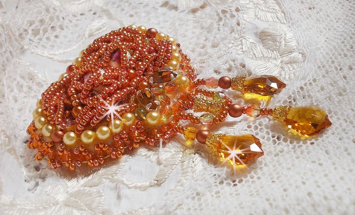 Rumba brosch broderad med Swarovski kristaller, strass, mandarin navetter, runda pärlor och fröpärlor.