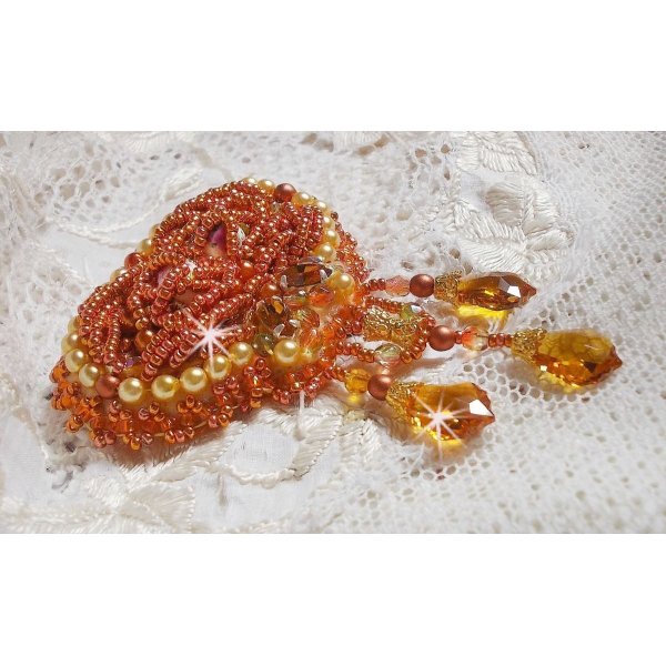 Rumba brosch broderad med Swarovski kristaller, strass, mandarin navetter, runda pärlor och fröpärlor.
