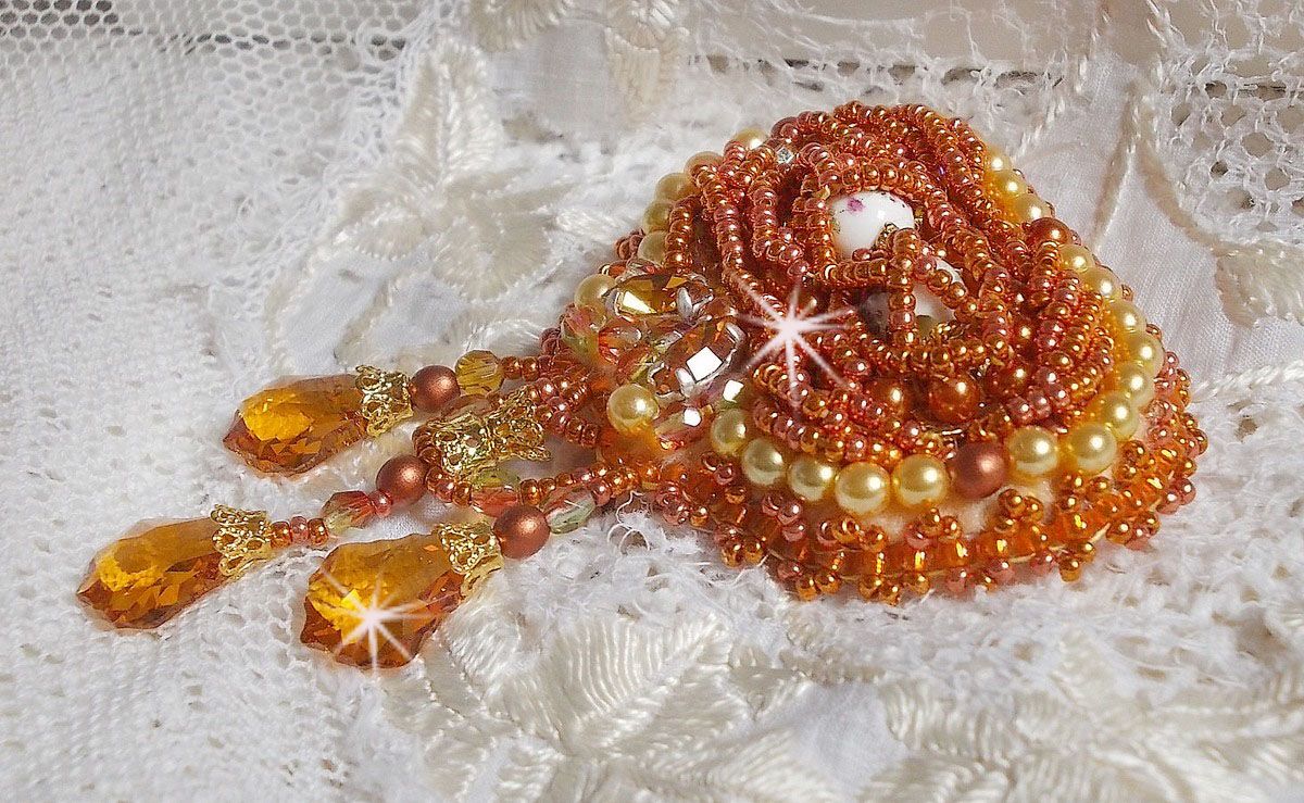 Rumba brosch broderad med Swarovski kristaller, strass, mandarin navetter, runda pärlor och fröpärlor.