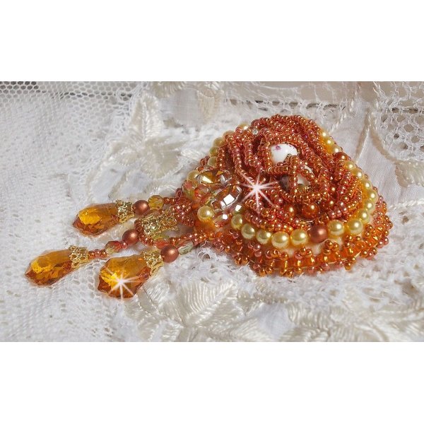Rumba brosch broderad med Swarovski kristaller, strass, mandarin navetter, runda pärlor och fröpärlor.