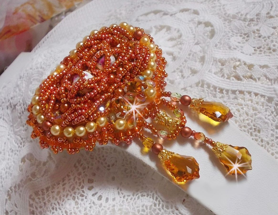 Rumba brosch broderad med Swarovski kristaller, strass, mandarin navetter, runda pärlor och fröpärlor.