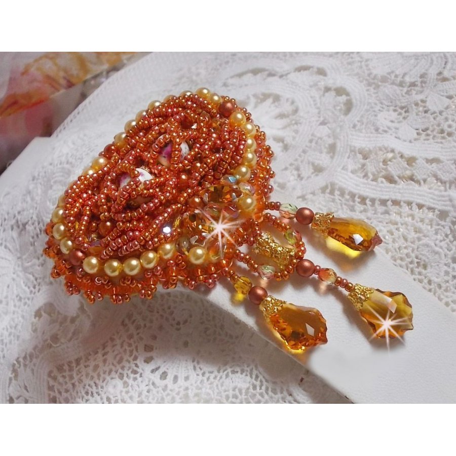 Rumba brosch broderad med Swarovski kristaller, strass, mandarin navetter, runda pärlor och fröpärlor.