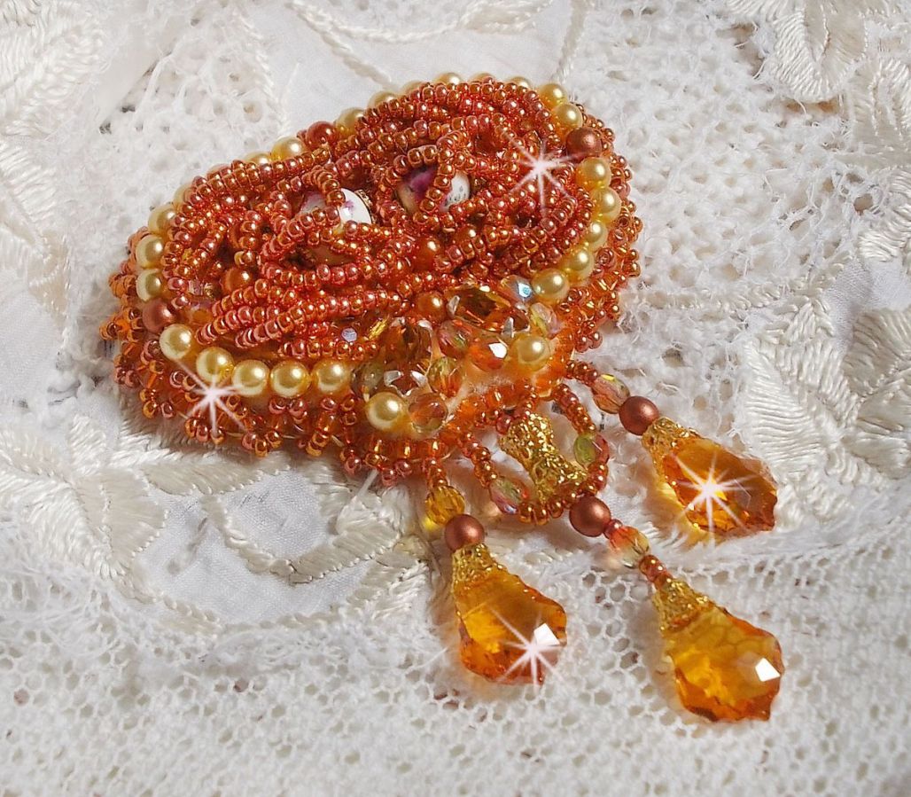Rumba brosch broderad med Swarovski kristaller, strass, mandarin navetter, runda pärlor och fröpärlor.