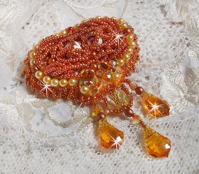 Rumba brosch broderad med Swarovski kristaller, strass, mandarin navetter, runda p&auml;rlor och fr&ouml;p&auml;rlor.