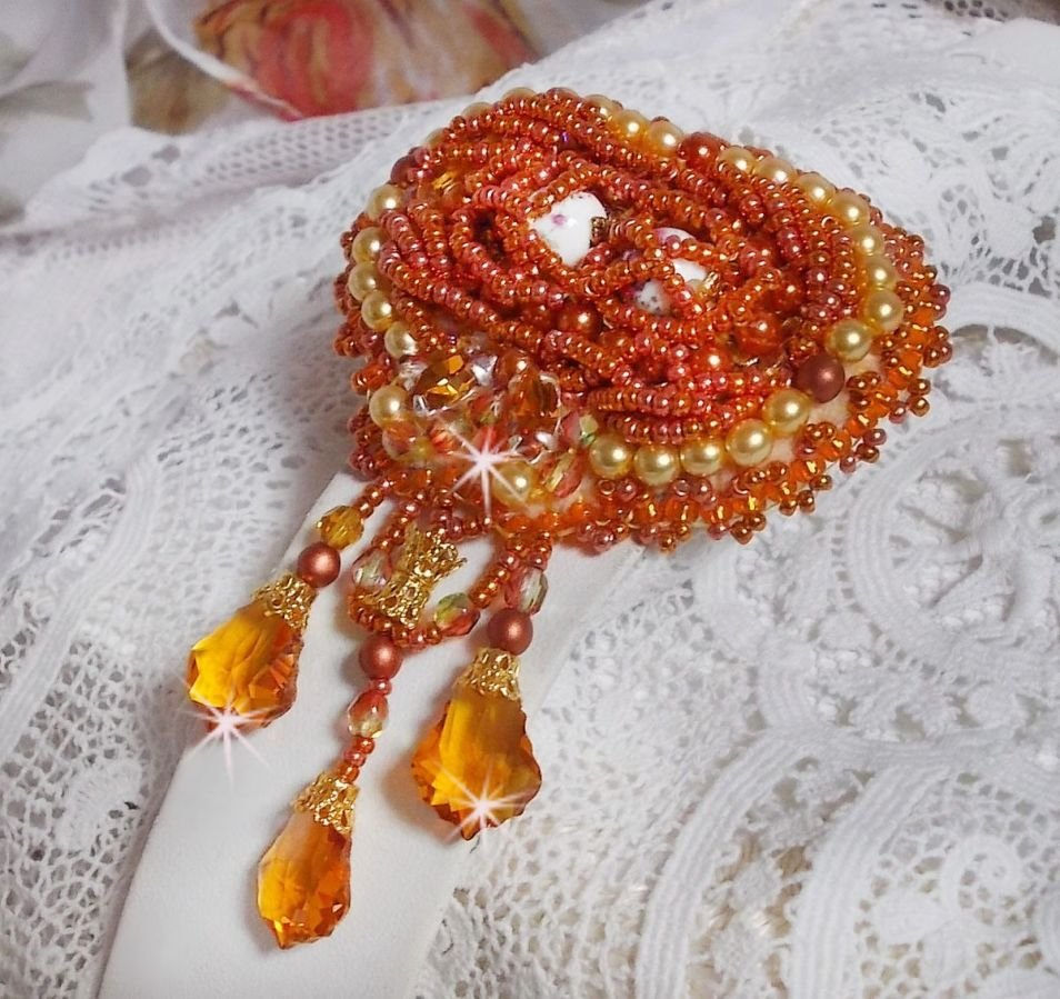 Rumba brosch broderad med Swarovski kristaller, strass, mandarin navetter, runda pärlor och fröpärlor.