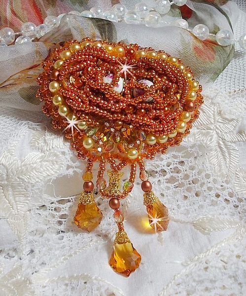 Rumba brosch broderad med Swarovski kristaller, strass, mandarin navetter, runda p&auml;rlor och fr&ouml;p&auml;rlor.