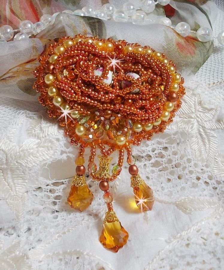Rumba brosch broderad med Swarovski kristaller, strass, mandarin navetter, runda pärlor och fröpärlor.