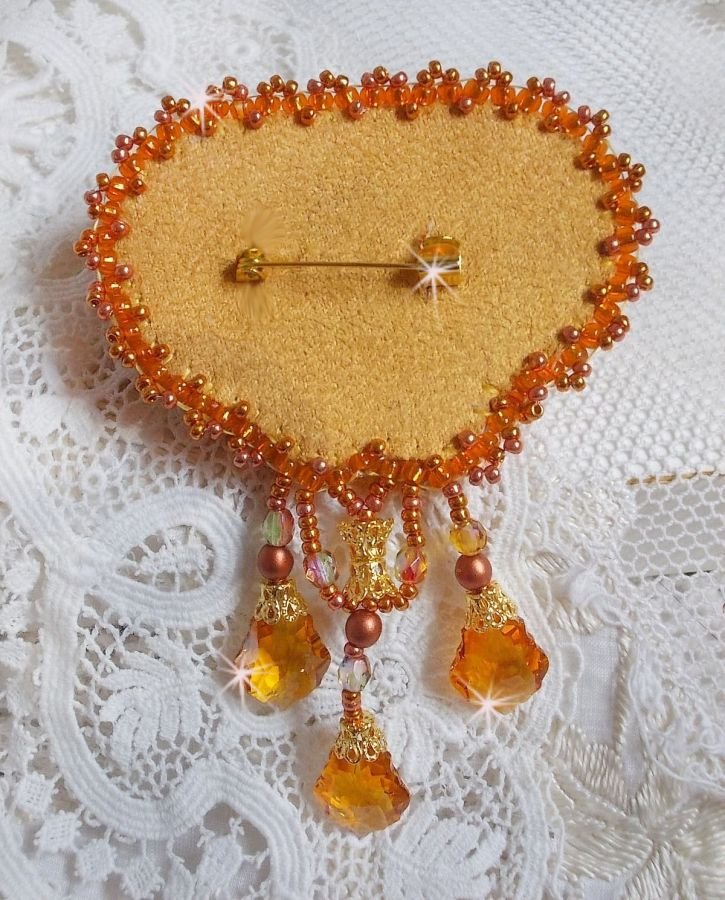 Rumba brosch broderad med Swarovski kristaller, strass, mandarin navetter, runda pärlor och fröpärlor.