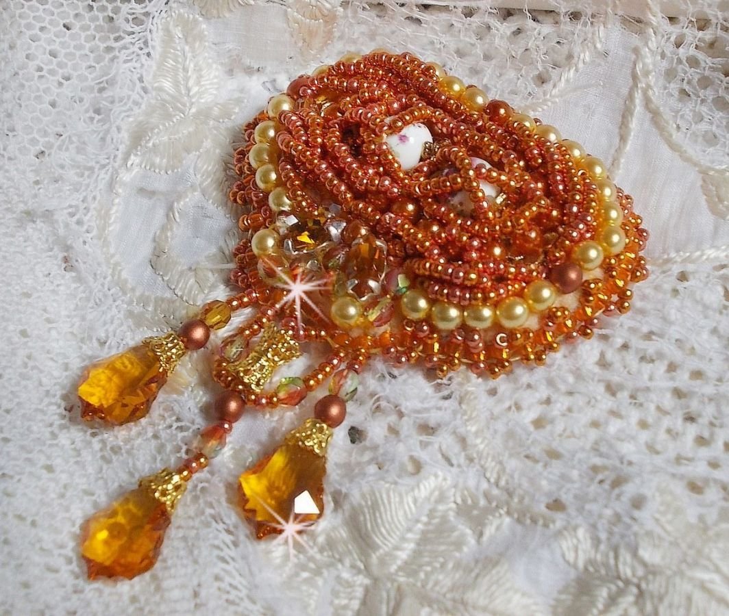 Rumba brosch broderad med Swarovski kristaller, strass, mandarin navetter, runda pärlor och fröpärlor.