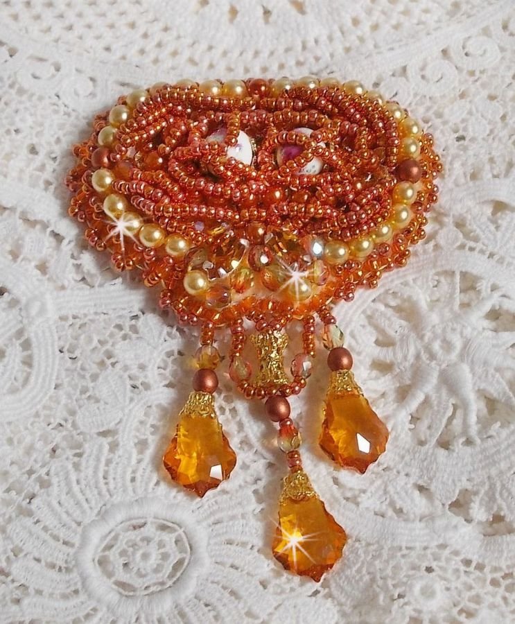 Rumba brosch broderad med Swarovski kristaller, strass, mandarin navetter, runda pärlor och fröpärlor.