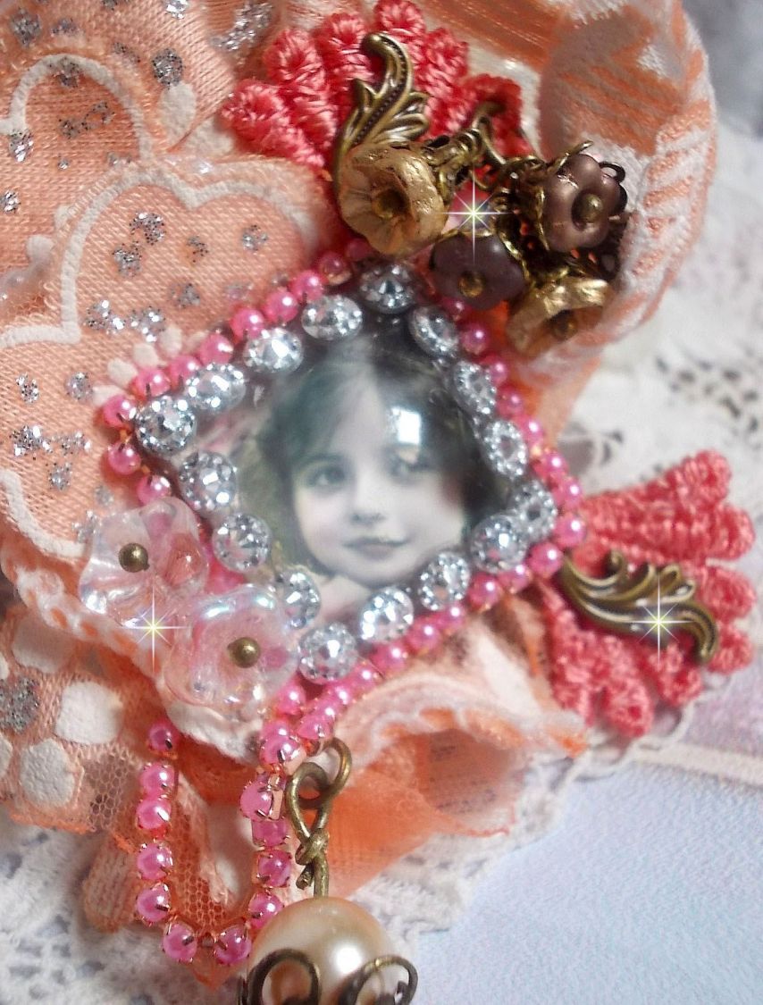 Rustik Rose brosch skapad med en cabochon som föreställer en leende flicka, orange strass och Rose spets, kristaller, glaspärlor och olika tillbehör.