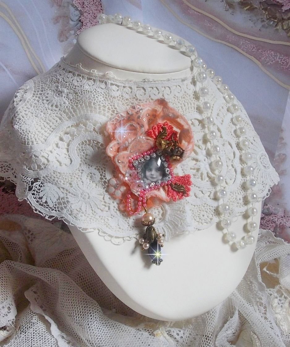 Rustik Rose brosch skapad med en cabochon som föreställer en leende flicka, orange strass och Rose spets, kristaller, glaspärlor och olika tillbehör.