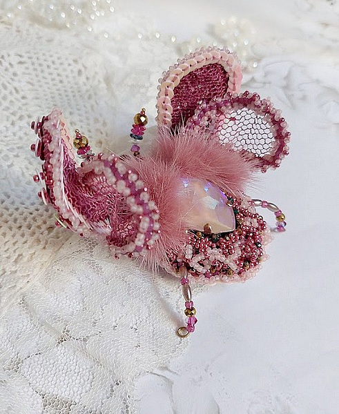 Broche scarabée artisanale brodée en perles rose Peony.