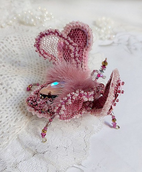 Broche scarabée artisanale rose brodée de perles et dentelle.