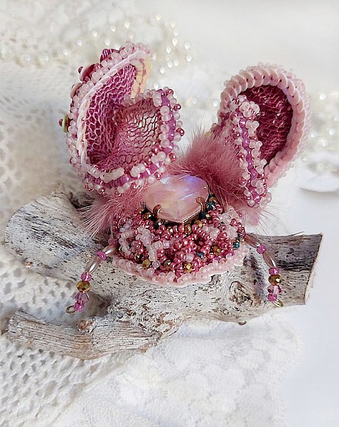 Broche scarabée artisanale rose en perles et dentelle.
