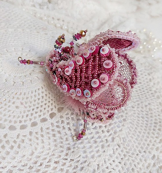 Broche scarabée artisanale brodée en perles rose Peony.
