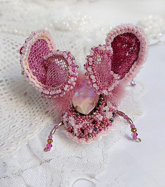 Broche scarabée artisanale rose brodée de perles et dentelle.