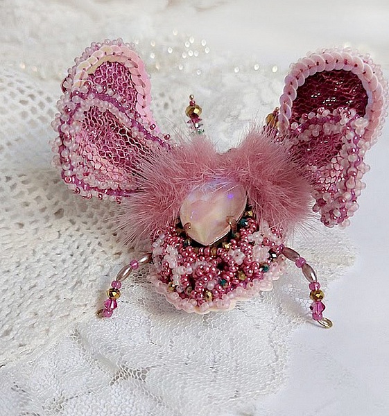 Broche scarabée artisanale brodée en perles roses et dentelle.
