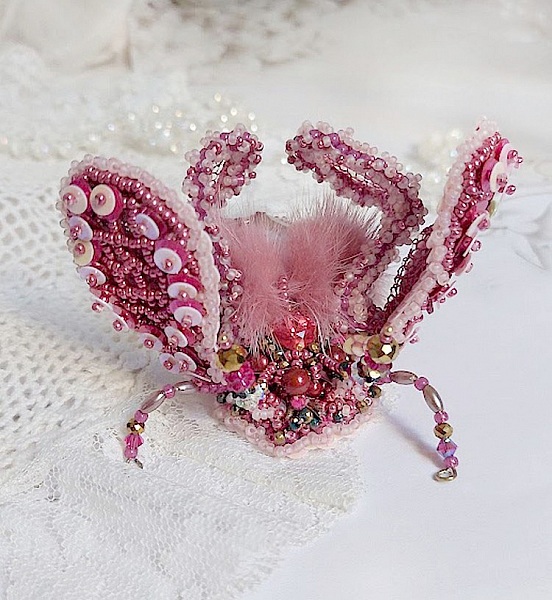 Broche scarabée artisanale rose brodée de perles et cristaux.