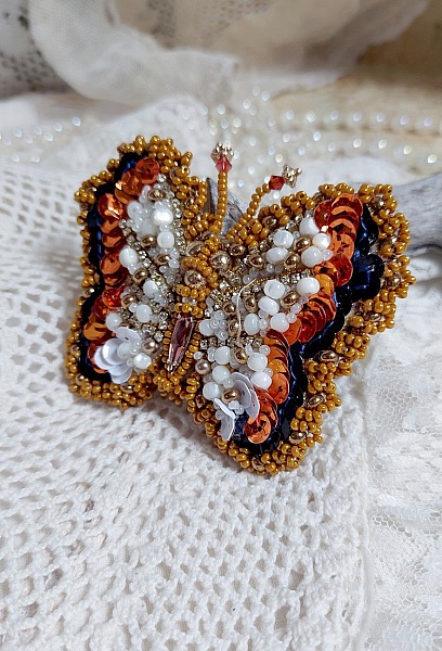Broche Papillon Topaz brod&eacute;e avec perles de gemme en Nacre, rocailles, cuir vachette et perles cristal Swarovski