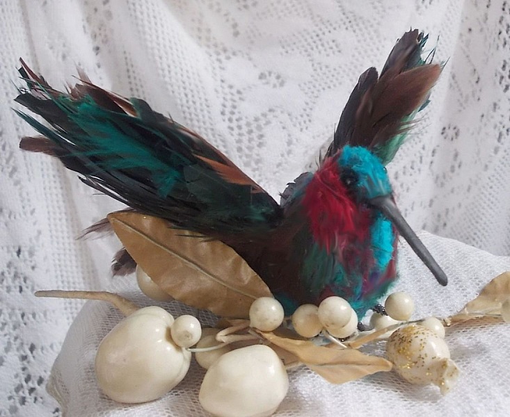 Le Colibri Thalassin cr&eacute;e enti&egrave;rement en porcelaine, des plumes de Coq et Fantaisies, des petites rocailles