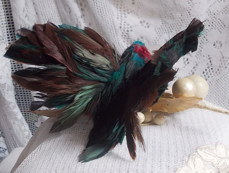 Le Colibri Thalassin cr&eacute;e enti&egrave;rement en porcelaine, des plumes de Coq et Fantaisies, des petites rocailles