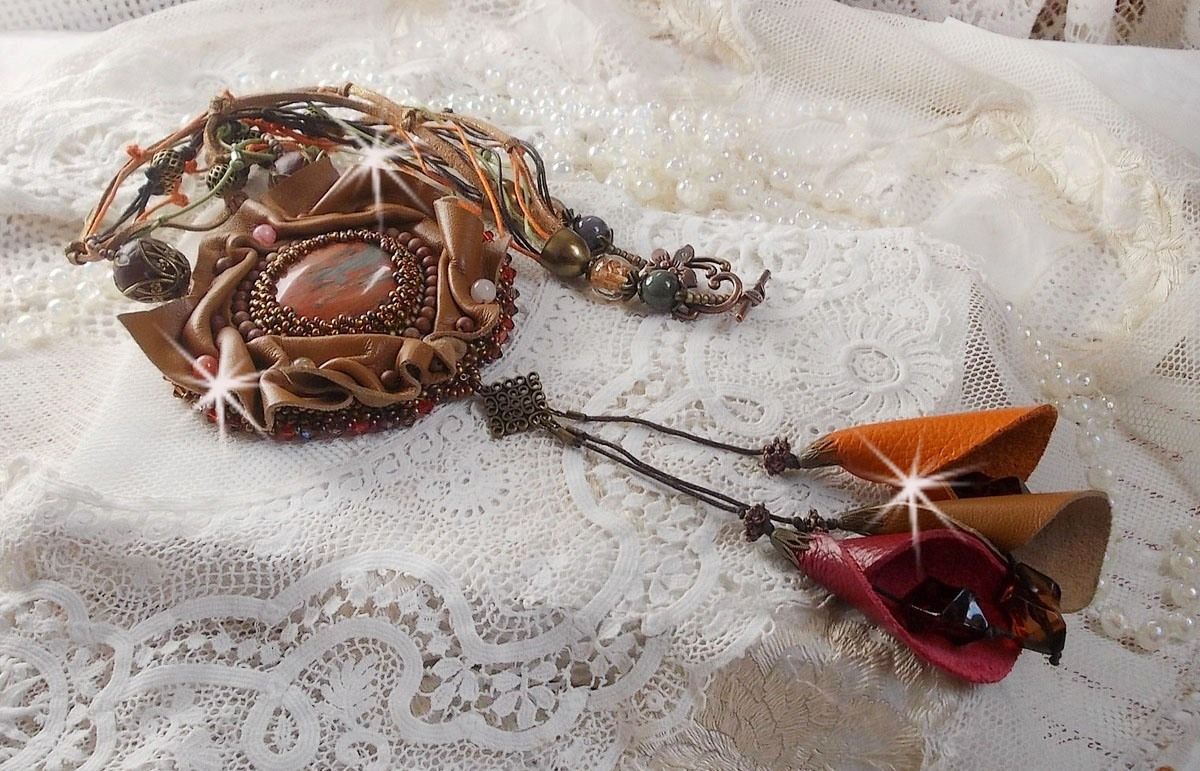 Amber Romance halsband Broderat med karamell/orange/mahogny läder, halvädelstenar (agat, citrin, picasso-jasper) och Swarovski-kristaller.