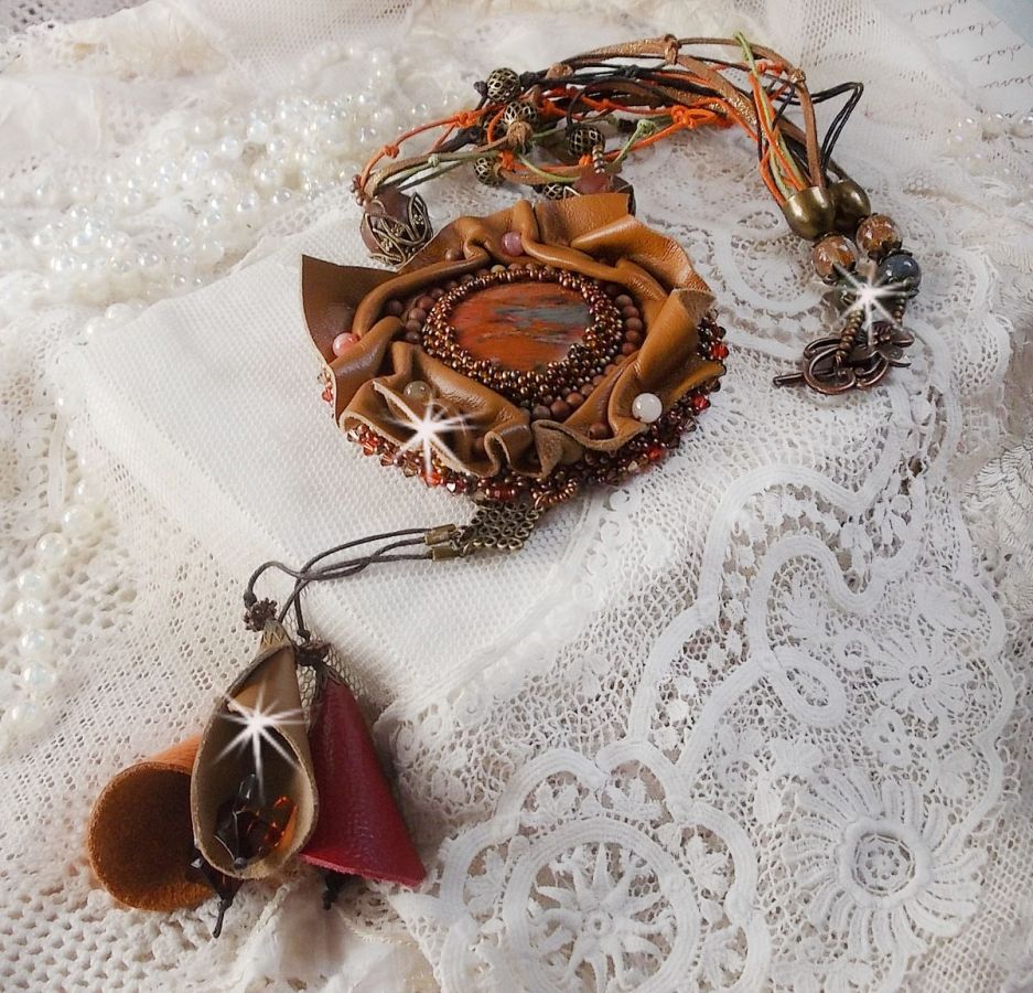 Amber Romance halsband Broderat med karamell/orange/mahogny läder, halvädelstenar (agat, citrin, picasso-jasper) och Swarovski-kristaller.