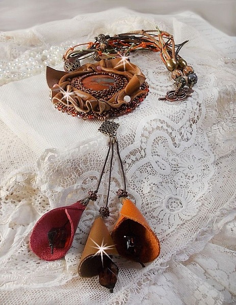 Amber Romance halsband Broderat med karamell/orange/mahogny l&auml;der, halv&auml;delstenar (agat, citrin, picasso-jasper) och Swarovski-kristaller.