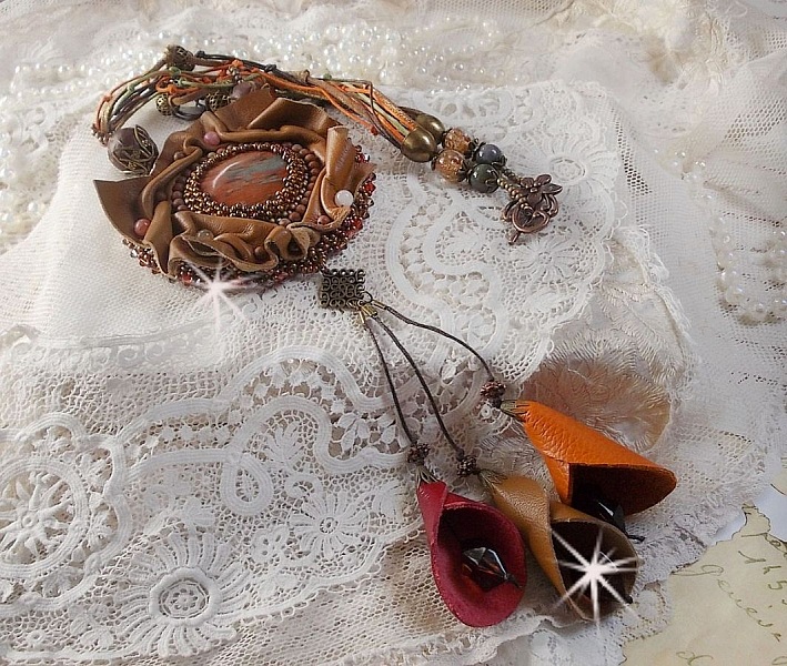 Amber Romance halsband Broderat med karamell/orange/mahogny l&auml;der, halv&auml;delstenar (agat, citrin, picasso-jasper) och Swarovski-kristaller.