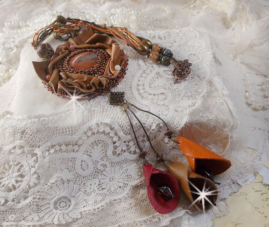 Amber Romance halsband Broderat med karamell/orange/mahogny läder, halvädelstenar (agat, citrin, picasso-jasper) och Swarovski-kristaller.
