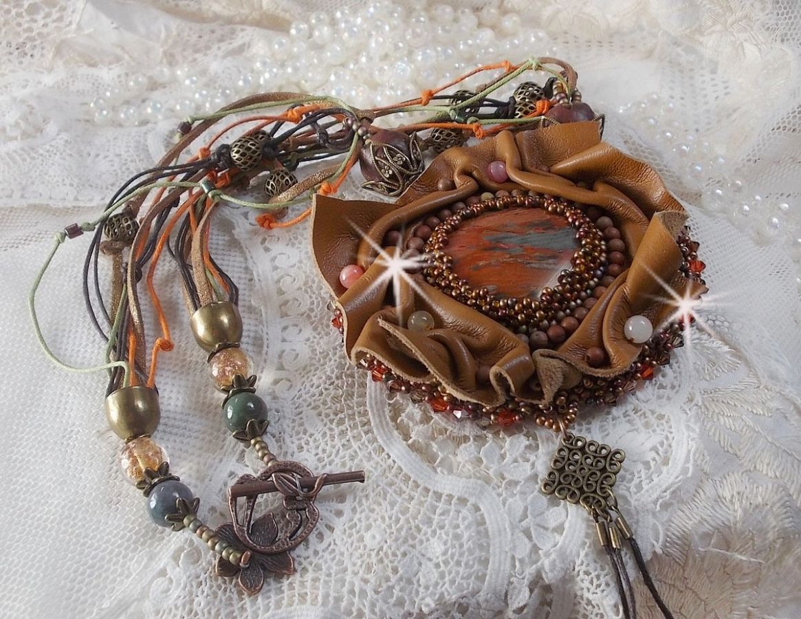 Amber Romance halsband Broderat med karamell/orange/mahogny läder, halvädelstenar (agat, citrin, picasso-jasper) och Swarovski-kristaller.