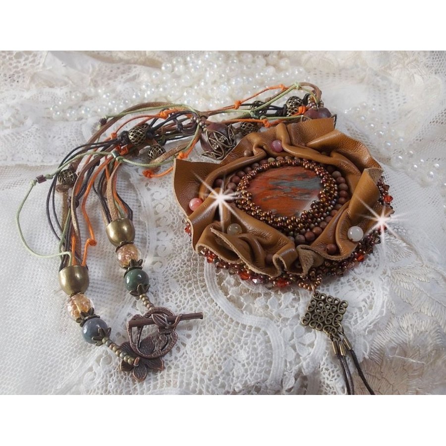 Amber Romance halsband Broderat med karamell/orange/mahogny läder, halvädelstenar (agat, citrin, picasso-jasper) och Swarovski-kristaller.