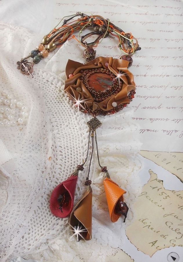 Amber Romance halsband Broderat med karamell/orange/mahogny läder, halvädelstenar (agat, citrin, picasso-jasper) och Swarovski-kristaller.